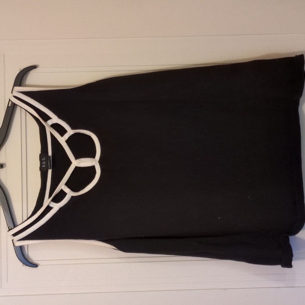 Black n white sleeveless sweater tank
